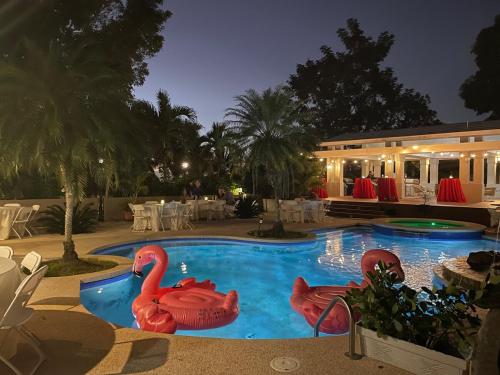 5 BR Villa w Huge Pool 10 min SJU Airport in كارولينا