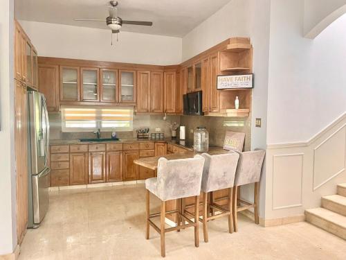 5 BR Villa w Huge Pool 10 min SJU Airport in كارولينا