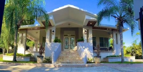 5 BR Villa w Huge Pool 10 min SJU Airport in كارولينا