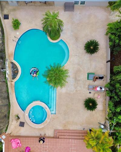 5 BR Villa w Huge Pool 10 min SJU Airport in كارولينا