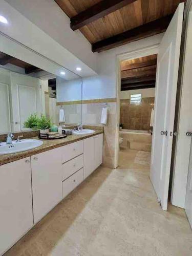 5 BR Villa w Huge Pool 10 min SJU Airport in كارولينا