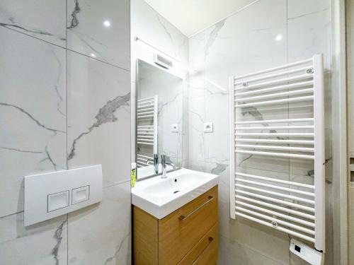 UrbanFlat 03 - 4 Bedroom Apartment in Center of Paris - image 14