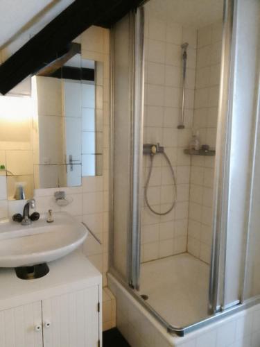 Basel Rühige Zimmer mit grösse Doppelbett (Basel Ruhige Zimmer mit grosse Doppelbett) in 賓寧根