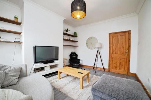 Spacious 4BR Home, Garden, Smart TV, WiFi, Heanor gîte à louer Heanor