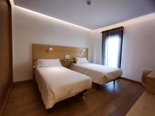 2 twin beds