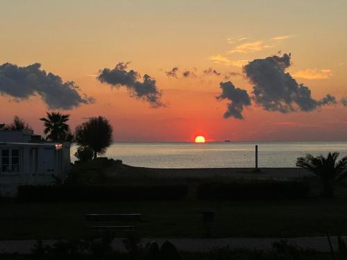 SUITE CONTI 36 terrazza sul mare 2lettini e ombrellone in 聖厄爾皮迪奧港