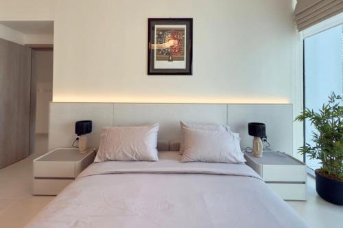 Luxury 1-Bedroom Apartment with Full Marina View - image 3