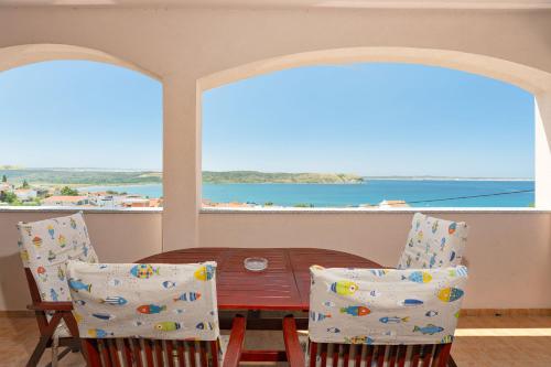 2 bedrooms, 3 beds