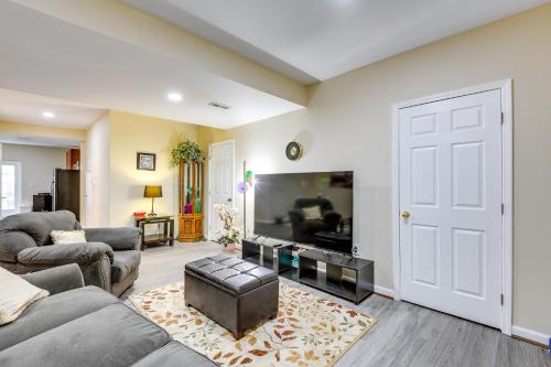 Pets Welcome! Cozy Family Apartment in Sterling