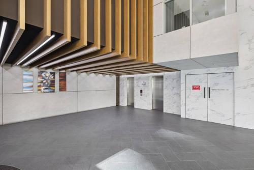 Family Penthouse Apt Lvl 13 with 2 Carparks at Airport - image 9