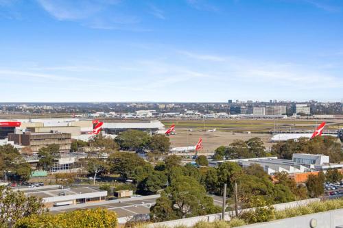 Family Penthouse Apt Lvl 13 with 2 Carparks at Airport - image 4