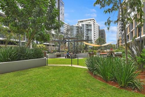 Family Penthouse Apt Lvl 13 with 2 Carparks at Airport - image 5