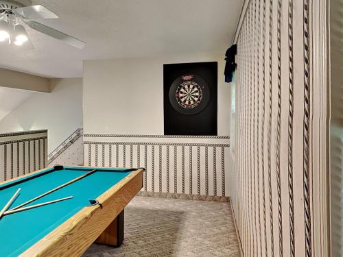 Mountain Hideaway 1 Bedroom Sleeps 2 Wood Fireplace WiFi Pool Table - main image