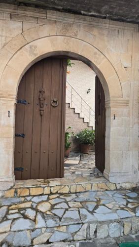 Buitenkant, Hostel The Old Gate in Gjirokaster