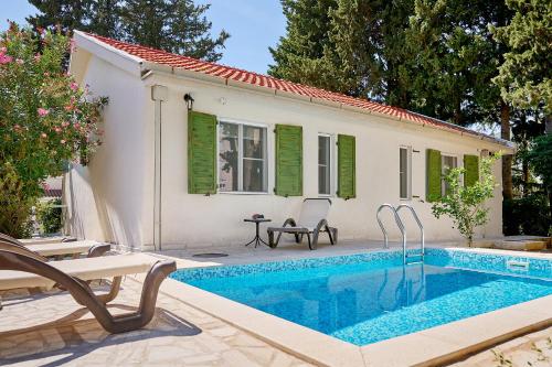 Mediterranean vacation home with pool Petrovac