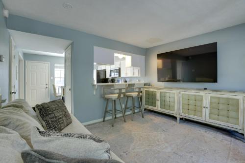 Pets Welcome! Humble Townhome 4 Mi to Airport