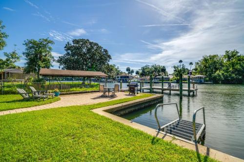 2 Mi to Homosassa Springs Riverfront Home with Dock