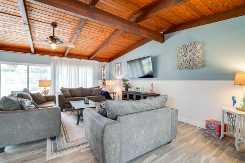 2 Mi to Homosassa Springs Riverfront Home with Dock in โฮโมซัสซา (FL)