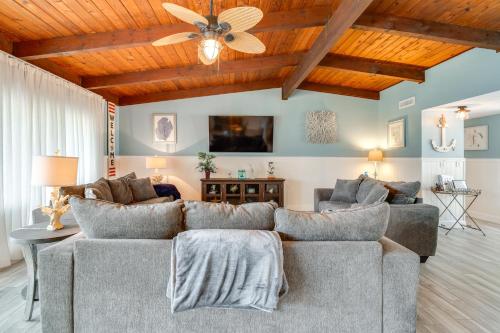 2 Mi to Homosassa Springs Riverfront Home with Dock in โฮโมซัสซา (FL)