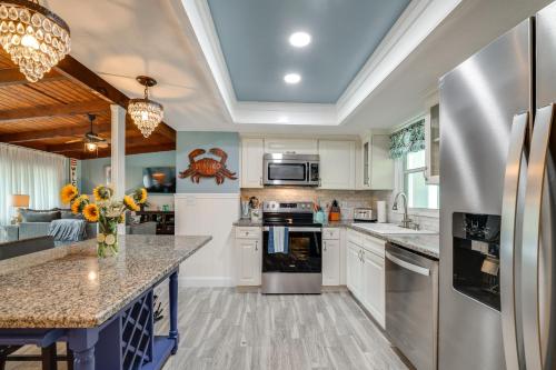 2 Mi to Homosassa Springs Riverfront Home with Dock in โฮโมซัสซา (FL)