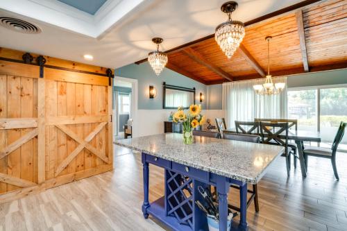 2 Mi to Homosassa Springs Riverfront Home with Dock in โฮโมซัสซา (FL)