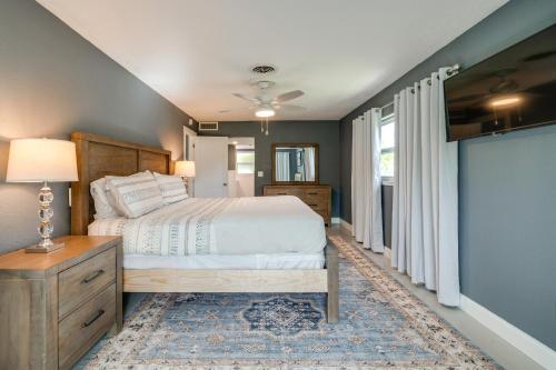 2 Mi to Homosassa Springs Riverfront Home with Dock in โฮโมซัสซา (FL)