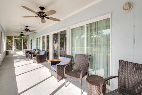 2 Mi to Homosassa Springs Riverfront Home with Dock in โฮโมซัสซา (FL)