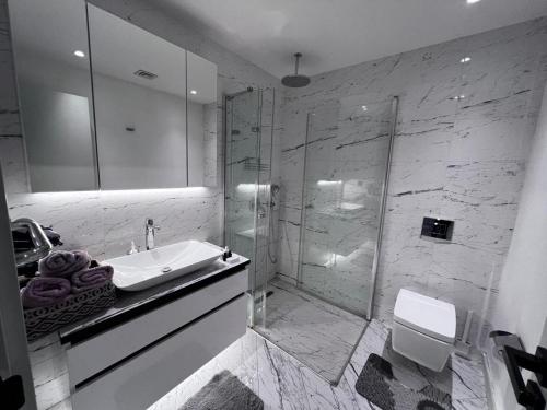 Enjoy luxury 46 floor apt+ gym& spa - image 12