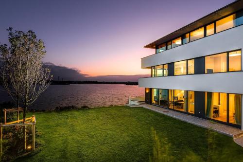 Sky Lodge - Exlusives Penthouse mit Panoramameerblick, Dachterrasse und Kamin in Olpenitz, Deutschland