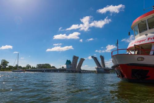 Himmel und Meer- direkt am Wasser mit Hafenblick in Olpenitz