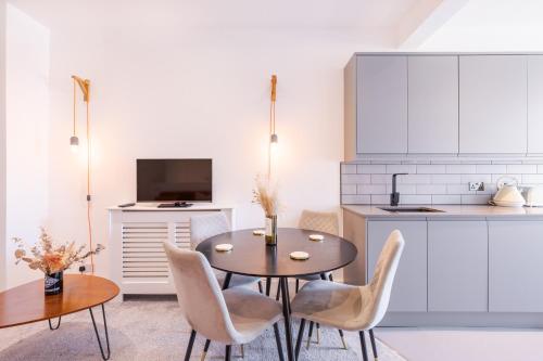 2 bed flat West Kensington/Fulham - image 10
