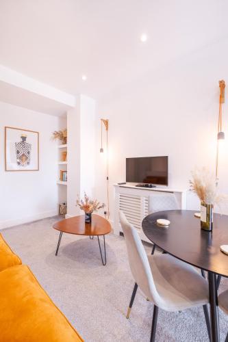 2 bed flat West Kensington/Fulham - image 9