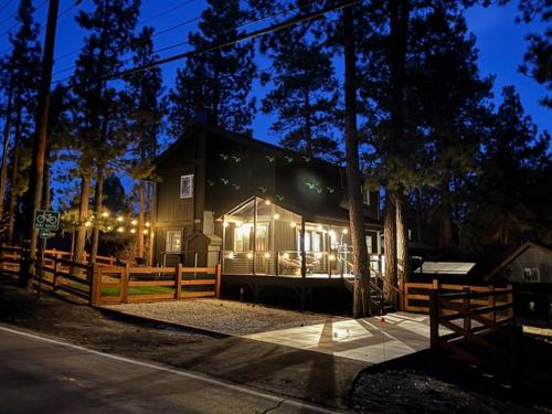 Sugarpine Retreat - Spacious modern cabin with a hot tub, game room, fire pit, and fenced yard