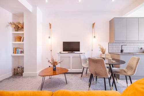 2 bed flat West Kensington/Fulham London 