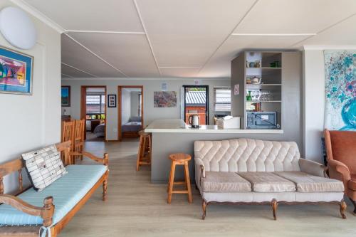 Oceanfront beach house, Reebok, Garden Route in Reebok