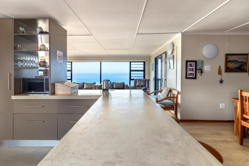 Oceanfront beach house, Reebok, Garden Route in Reebok