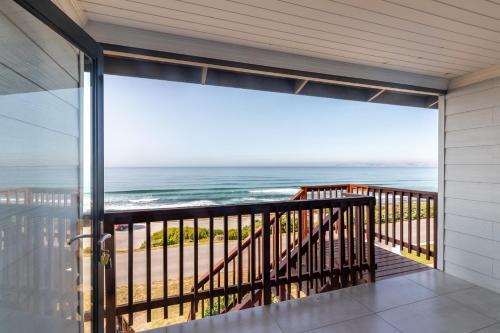Oceanfront beach house, Reebok, Garden Route in Reebok