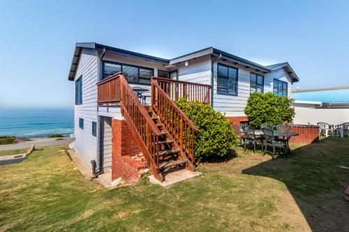Oceanfront beach house, Reebok, Garden Route in Reebok