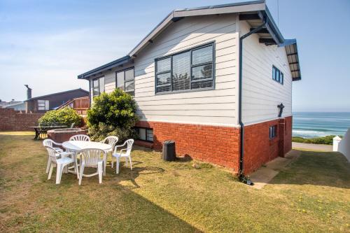 Oceanfront beach house, Reebok, Garden Route in Reebok