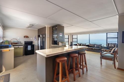 Oceanfront beach house, Reebok, Garden Route in Reebok