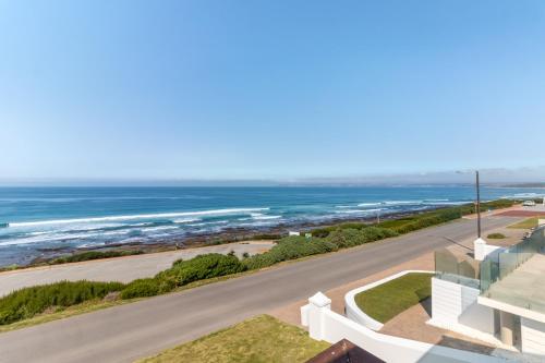 Oceanfront beach house, Reebok, Garden Route in Reebok