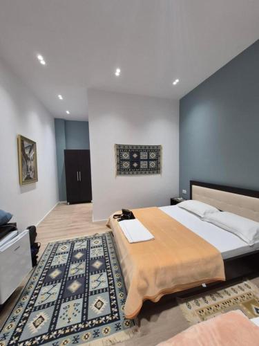 1 double bed, 1 twin bed