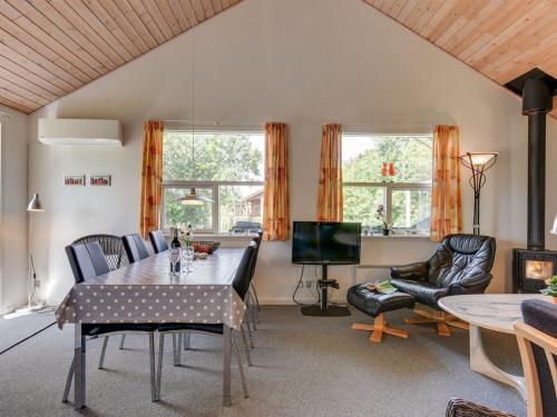 Holiday Home Herlugh - 1km to the fjord by Interhome in Hemeta
