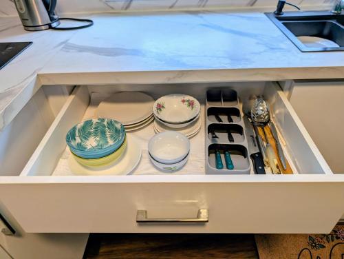 ห้องครัว, Cozy and quiet house with swimming pool near สวนสัตว์โตรอนโต