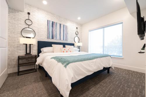 King Bed-Walk Downtown-Free Garage Parking-Laundry thumb 3