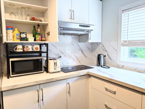ห้องครัว, Renovated Cozy Bedroom with Private washroom near สวนสัตว์โตรอนโต