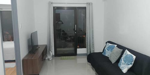 1 bedroom condo unit for 4 with balcony, pool, WIFI at Newport across NAIA T3, Manila