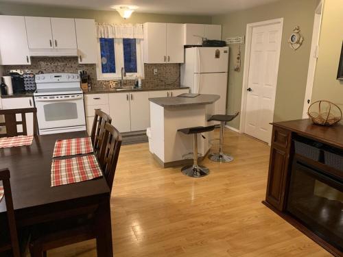 virtuve, Chalet au Lac des Commissioners in Lac-Bouchette (QC)