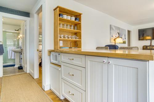 1 Mi to Beach: Home w/ Bocce Court in Cape Cod in เวสต์ ยาร์เมาท์ (MA)
