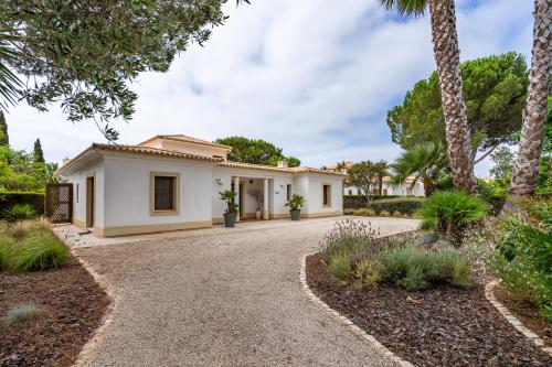 Peaceful and lovely retreat with a pool #1982 in Barao De Sao Miguel
